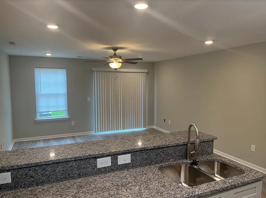3 bed, 1200 sqft, $1,650 — Photo 2