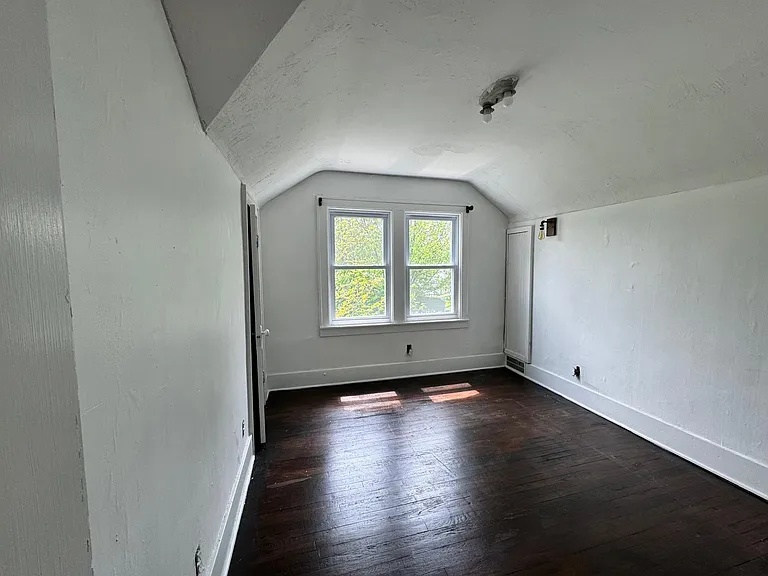 1905 Pilgrim St — Photo 13