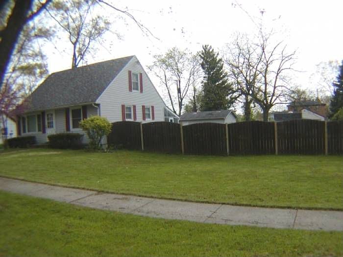 Cape Cod w/Extra Lot