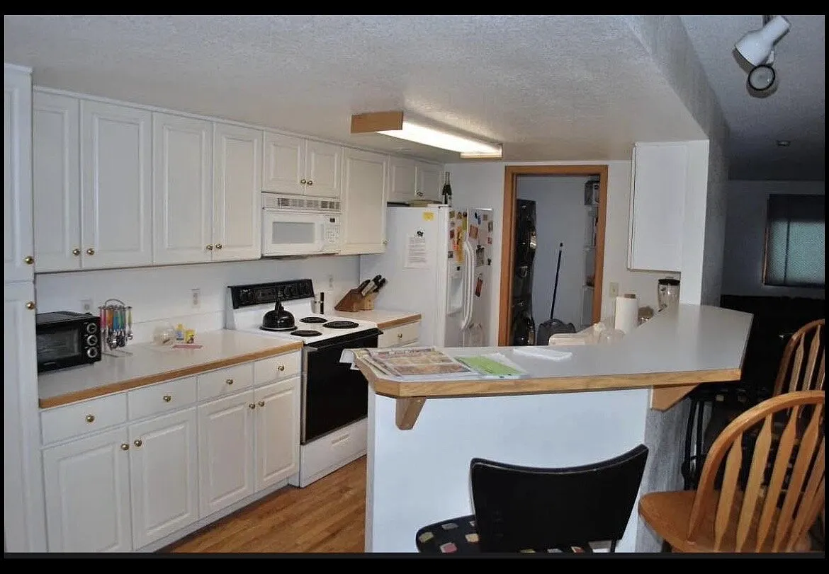 3 bed, 2.5 bath, 2300 sqft, $3,900 — Photo 2