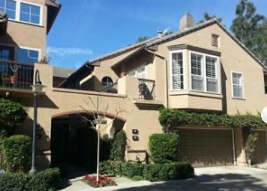 End unit backing to quiet community street Crestridge