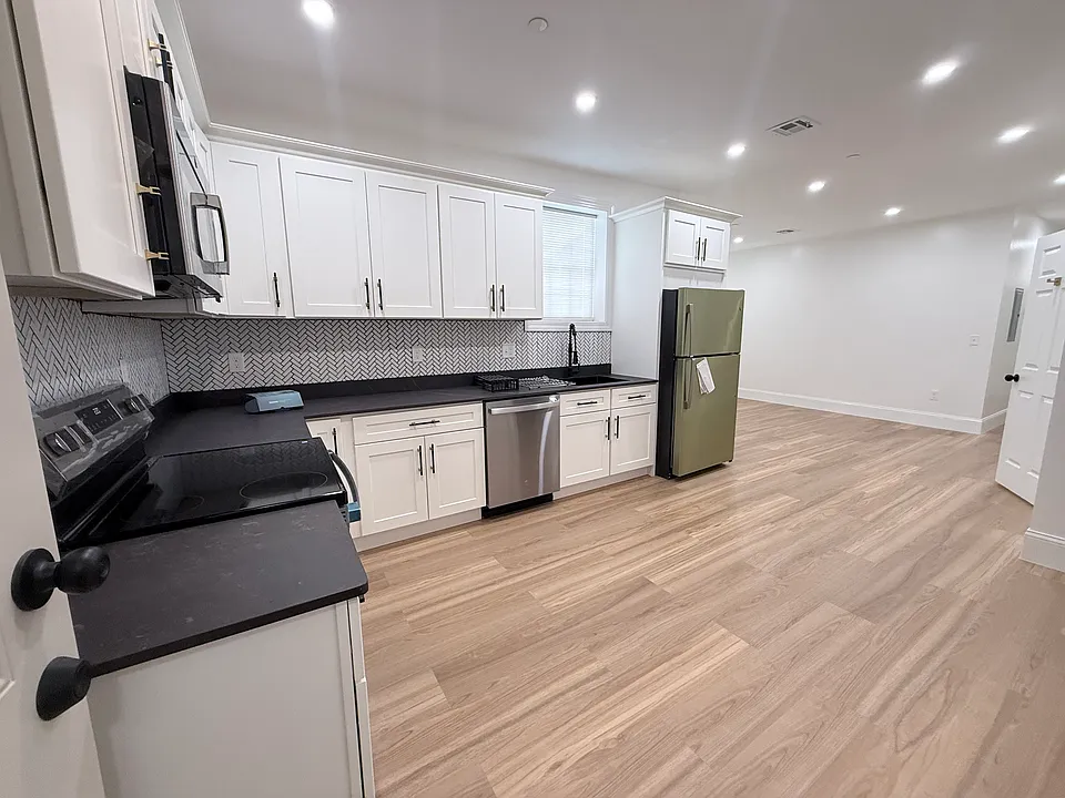 111 Dale St #3