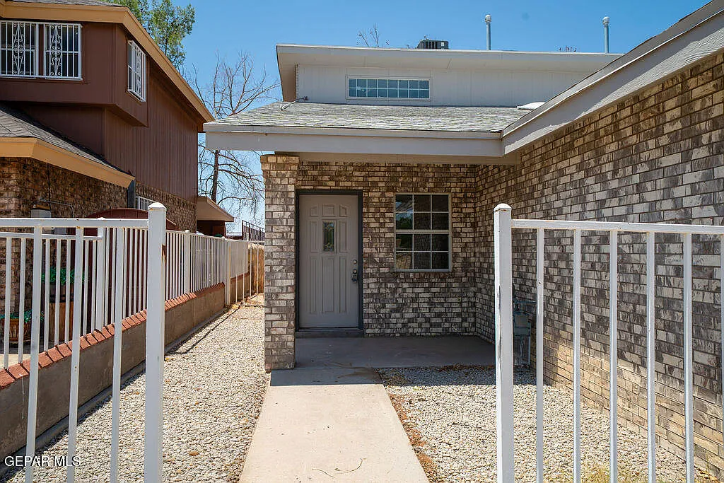 3 bed, 2.0 bath, 1598 sqft, $1,800 — Photo 2
