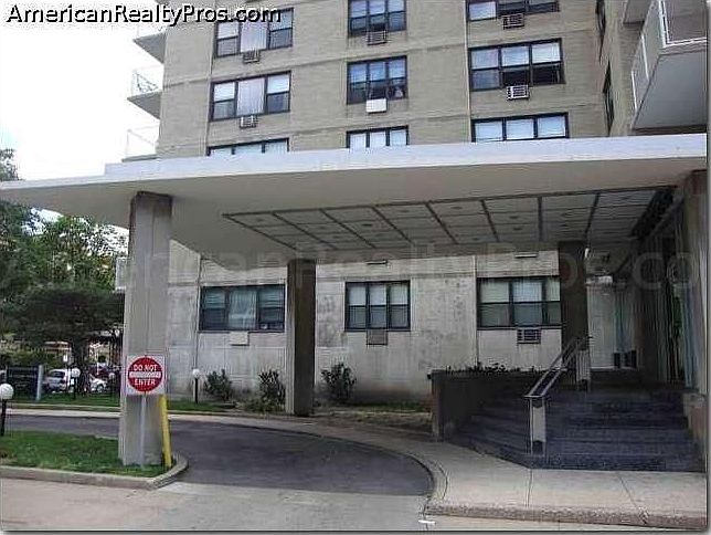 2nd image of 6700 S Oglesby Ave APT 903