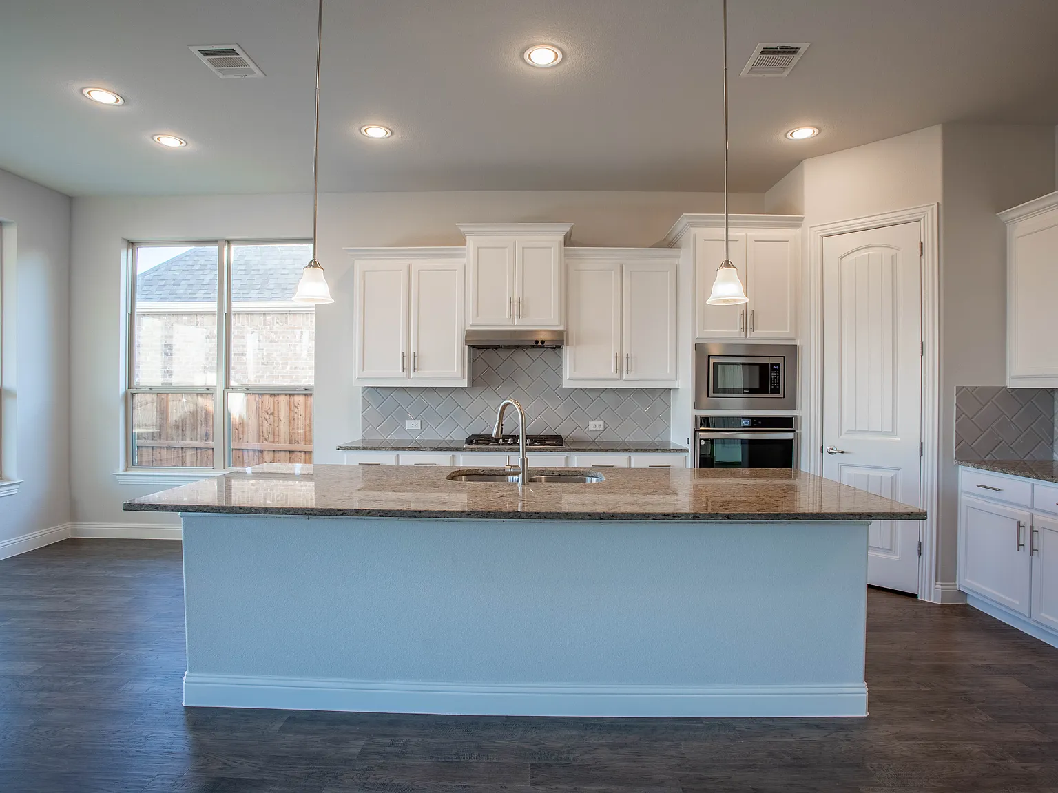 5 bed, 3.5 bath, 4127 sqft, $4,350 — Photo 4