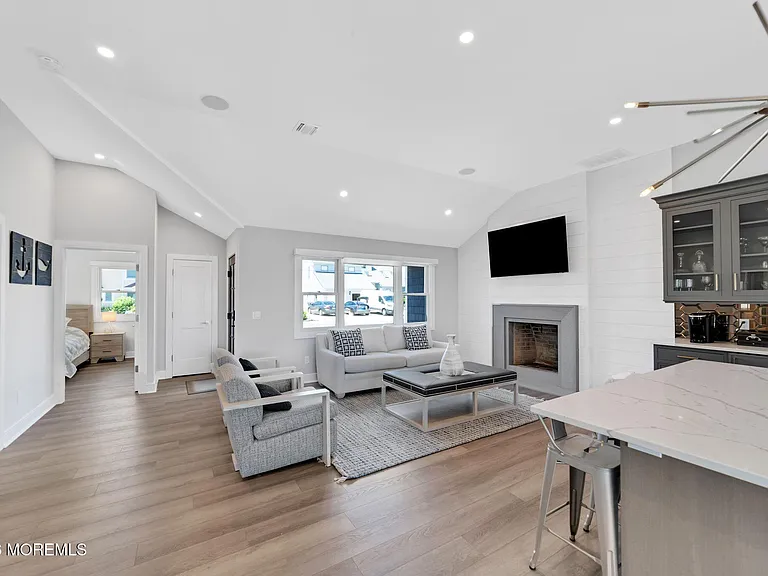 347 Bay Ln — Photo 20