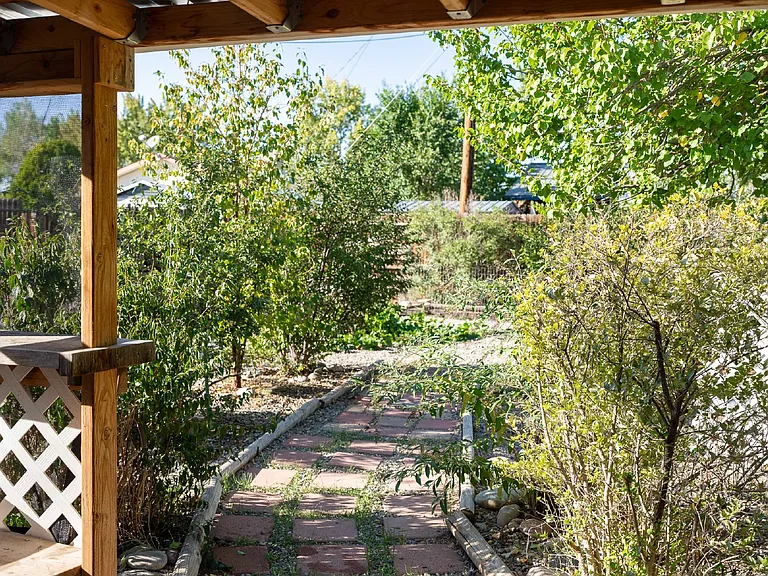 511 Western Dr — Photo 23