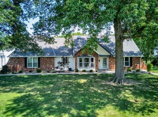13711 N Virginia Ave, Smithville, MO 64089