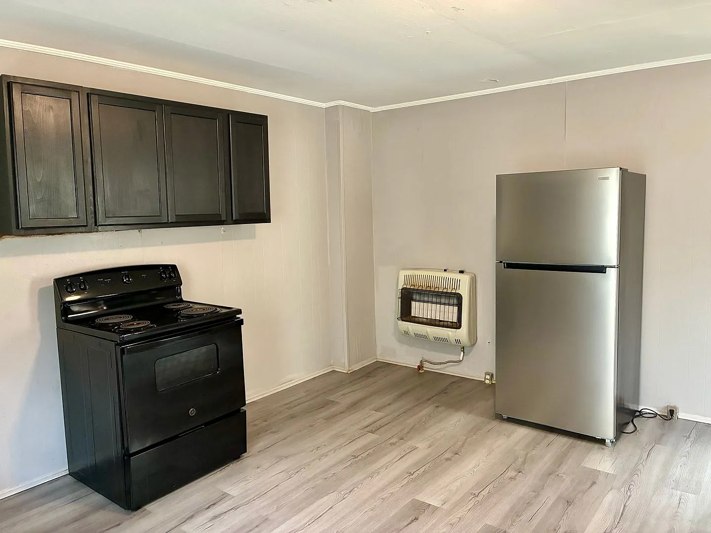 Two Bedroom / One Bath Unit Available Now! — Photo 3