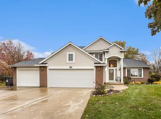 5487 W Heathwood Dr SE, Kentwood, MI 49512