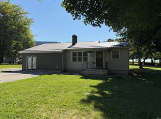 6 S Schroeder St, Edwardsport, IN 47528