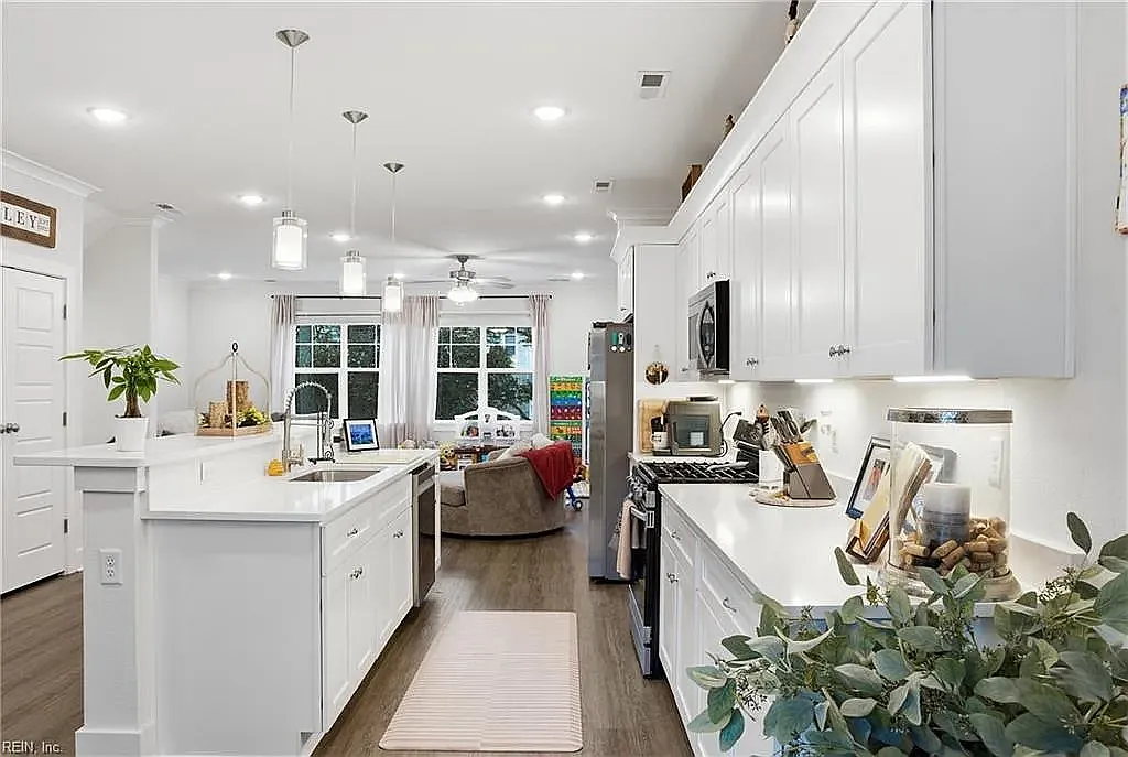 3 bed, 2300 sqft, $3,690 — Photo 4