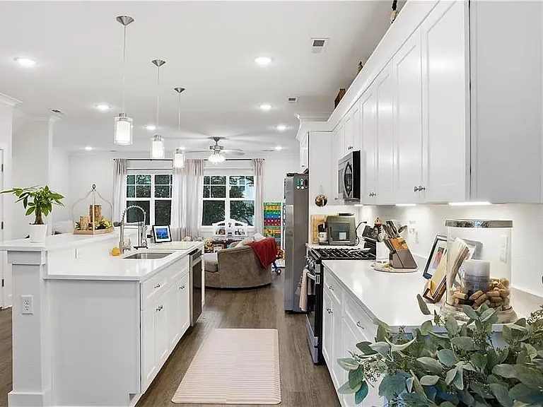 2917 Pretty Lake Ave — Photo 4