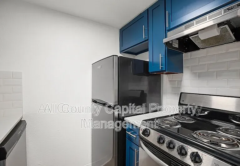 502 W 35th St #103 — Photo 5