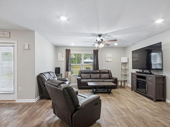 4th image of 4656 Red Oak Dr