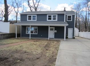 1650 Charles St, Merrick, NY 11566