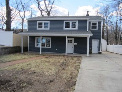 1650 Charles St, Merrick, NY, 11566