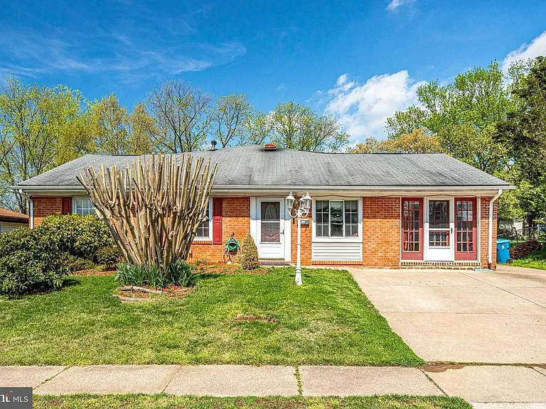206 W Beech Rd — Photo 1