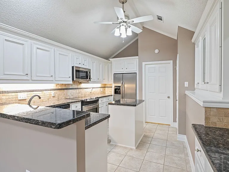 410 Live Oak Ln — Photo 12