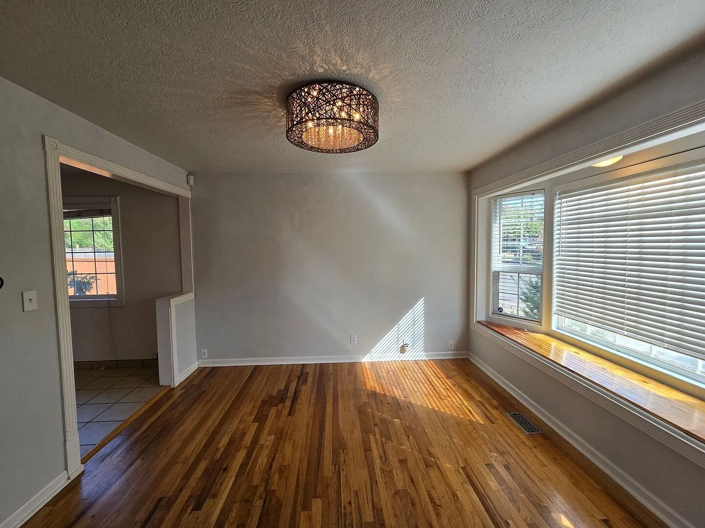 Charming 2-Bedroom SE Portland Duplex Living — Photo 2