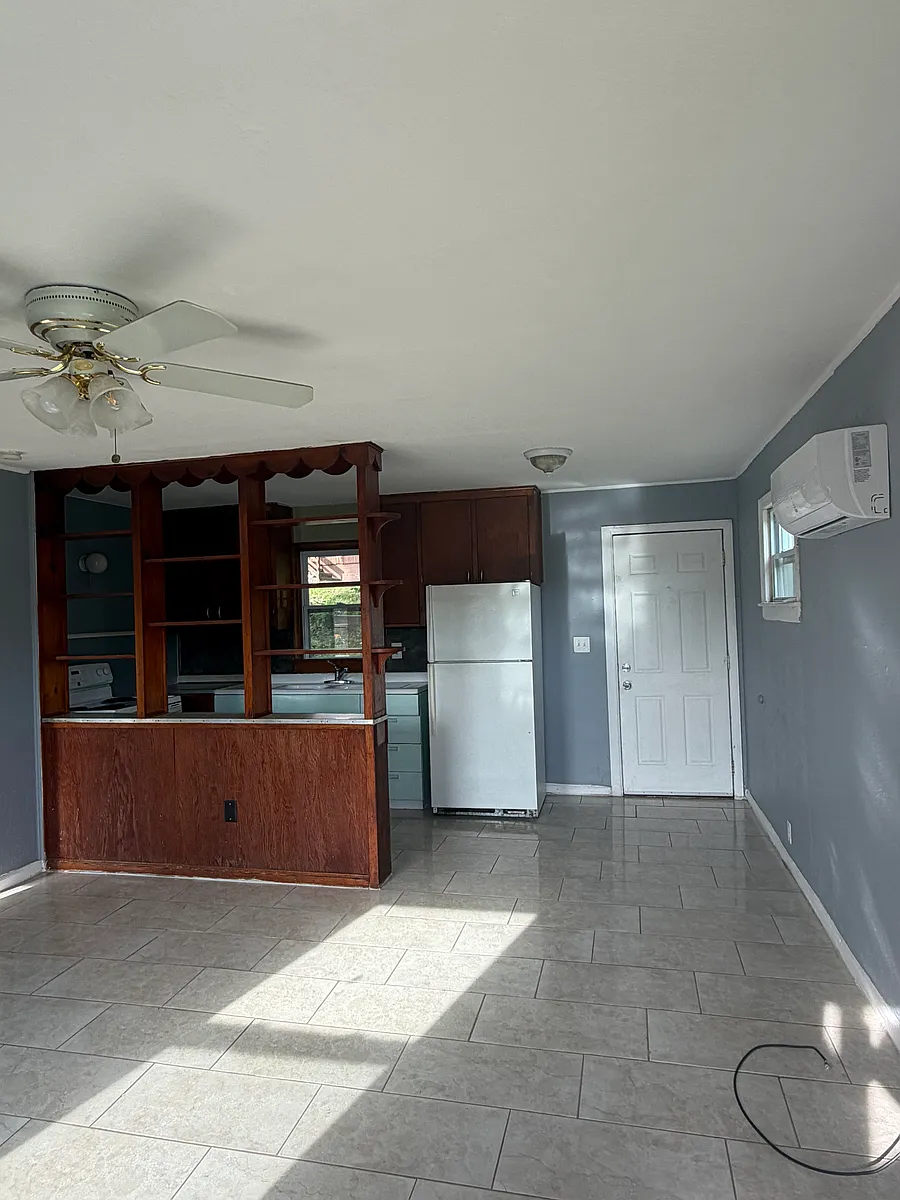 Building Photo - 1313 E Salisbury Rd #6