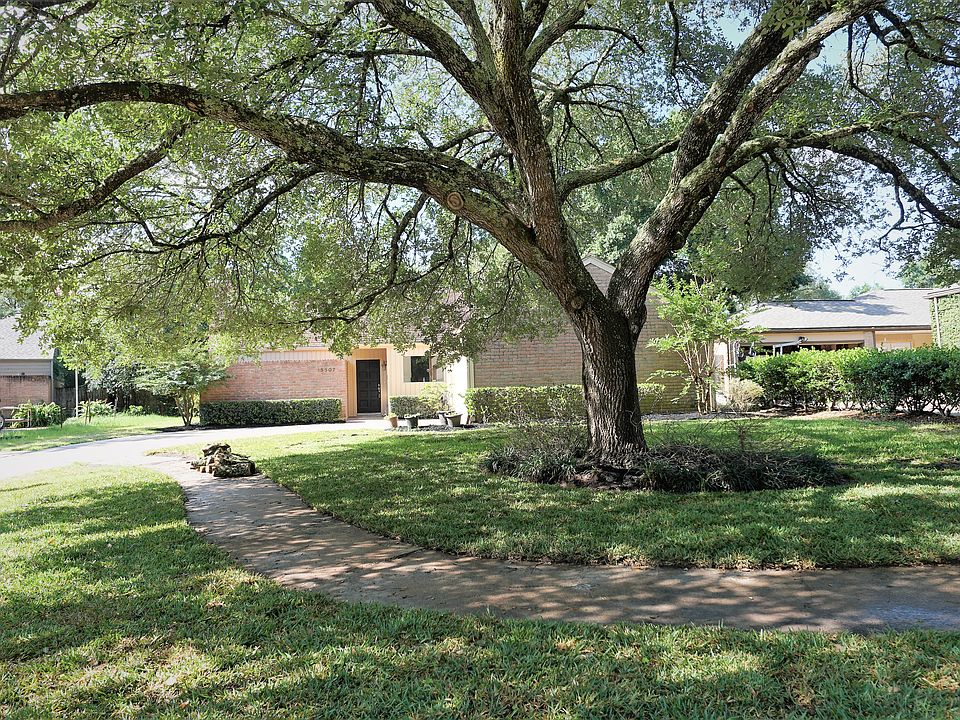 Beautiful tree front of hous