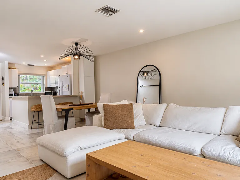 450 SE 7th St #232 — Photo 4