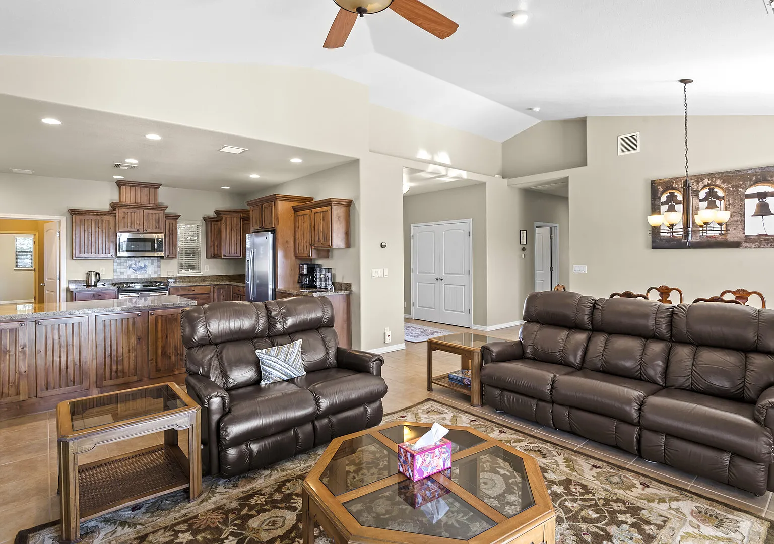 Peaceful and Modern 4-Bedroom in Flagstaff, AZ with Scenic Views — Photo 3