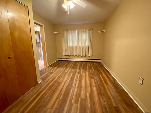 3rd image of 913 Chestnut St
