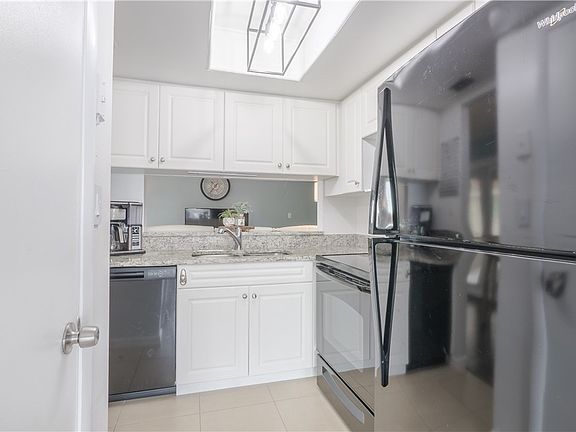 2nd image of 5848 Queen Elizabeth Way APT 3