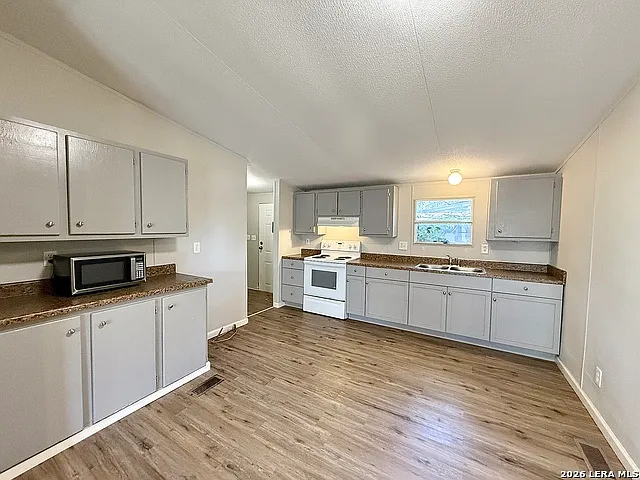 319 E Zipp Rd — Photo 4
