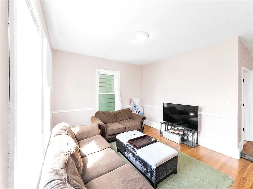 4 bed, 1.0 bath, 1300 sqft, $4,350 — Photo 4