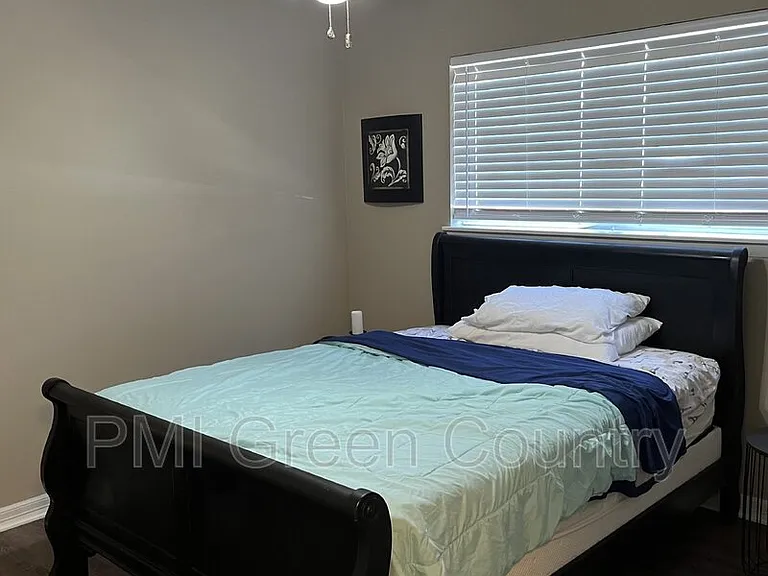 1313 E 48th St #4 — Photo 11