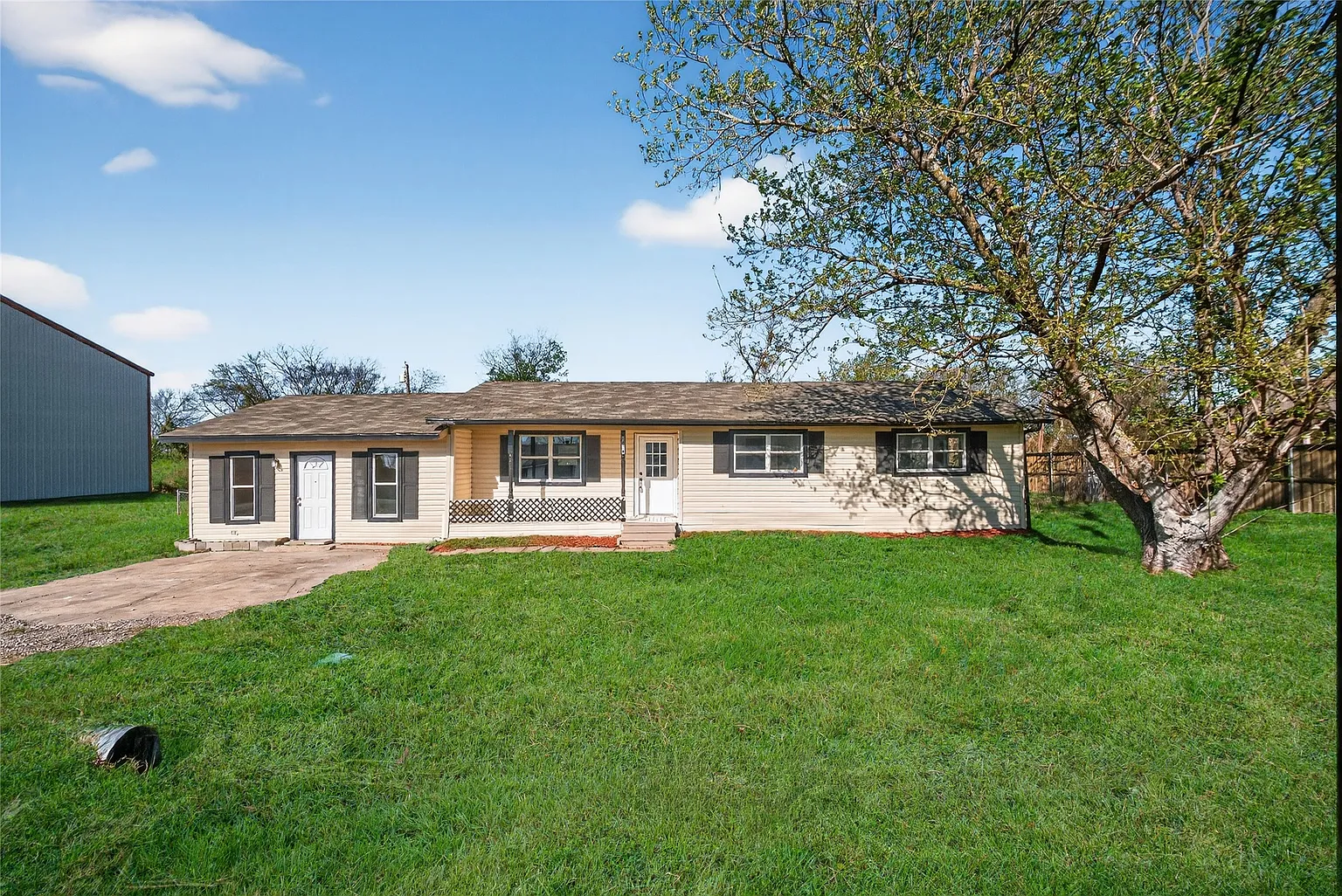 2020 Midlake Ln photo 1