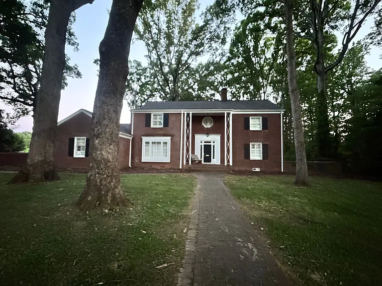906 Crescent Cir — Photo 1