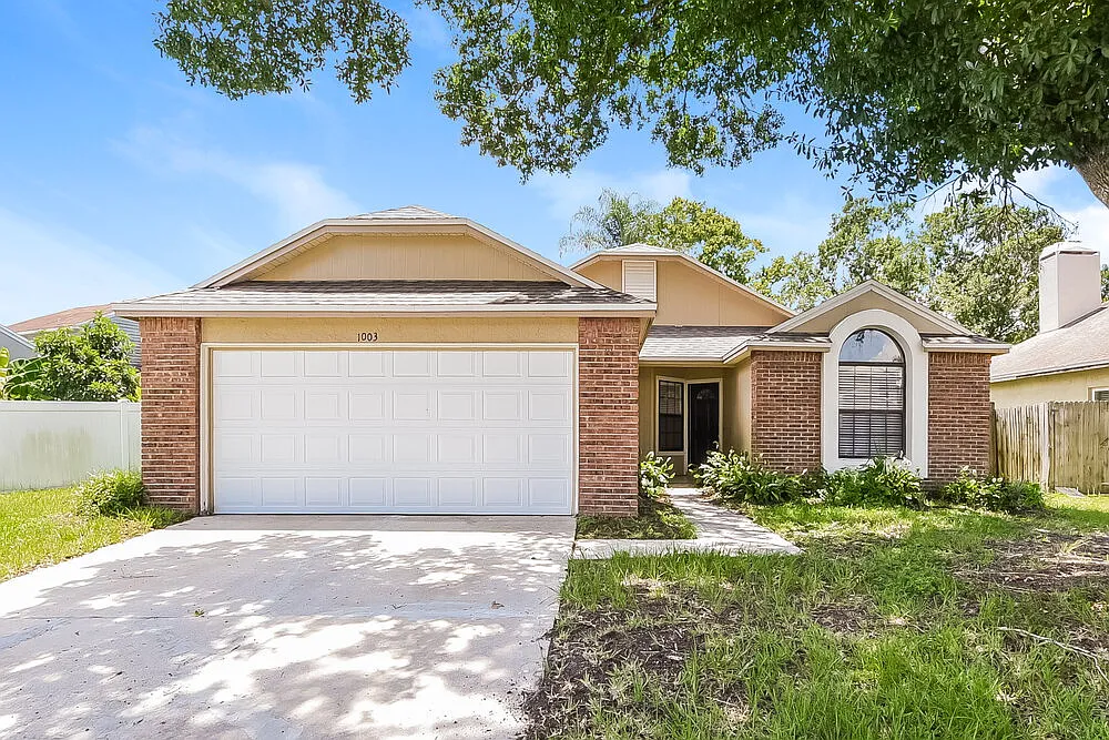 3 bed, 2.0 bath, 1179 sqft, $2,085 — Photo 1