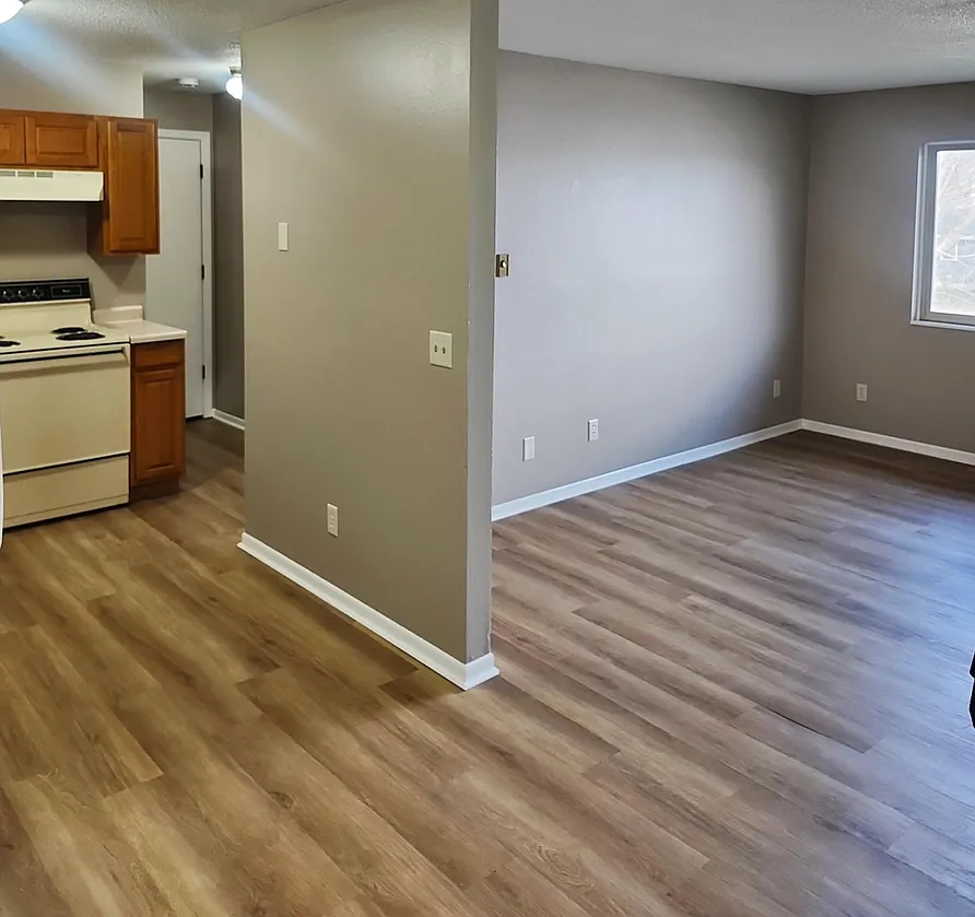 Eaglewood Court Apartments - 5 — Photo 2
