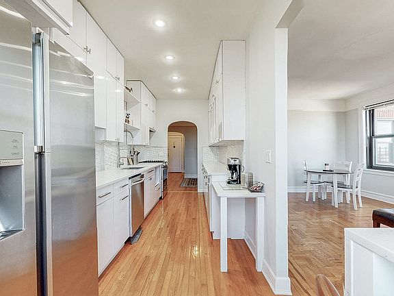 4th image of 76-66 Austin St APT 6G