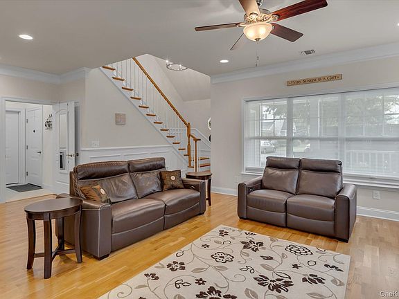 3rd image of 158 Stoneleigh Drive