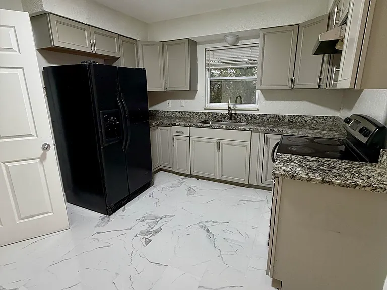 1372 Pierce St — Photo 2