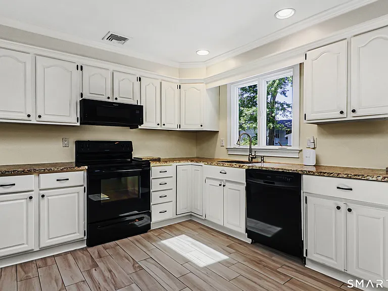 8 Woodchuck Ct — Photo 3