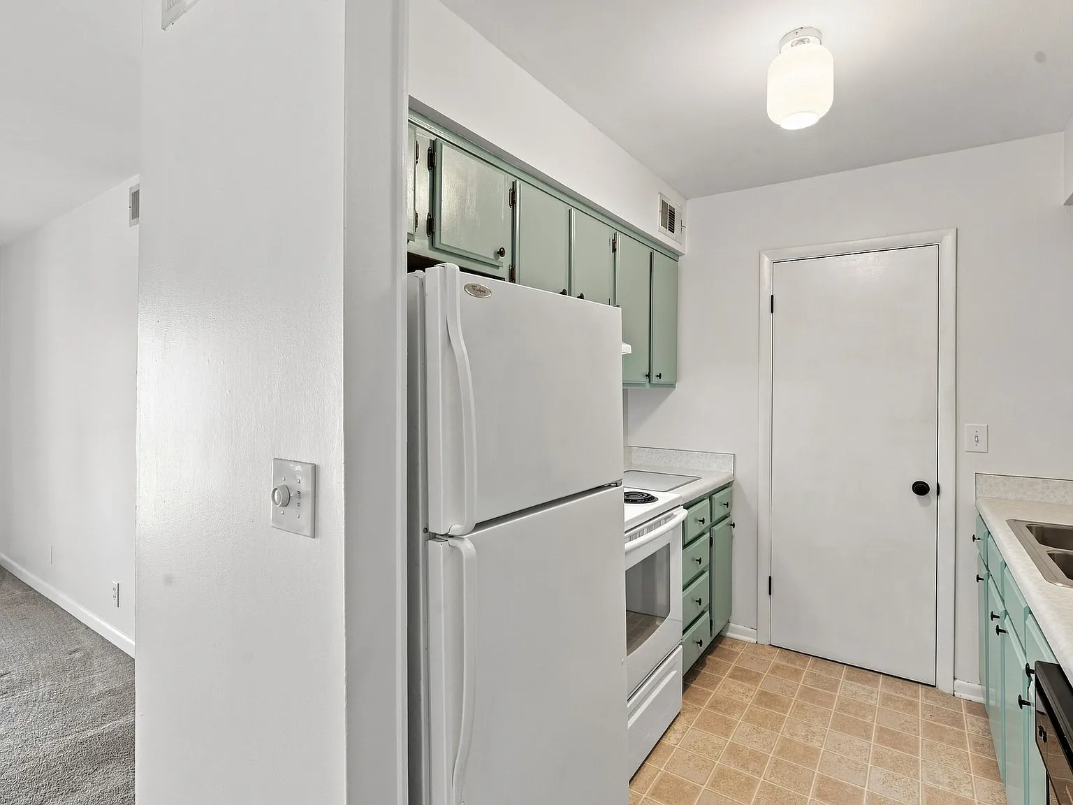 2 bed, 920 sqft, $1,800 — Photo 4