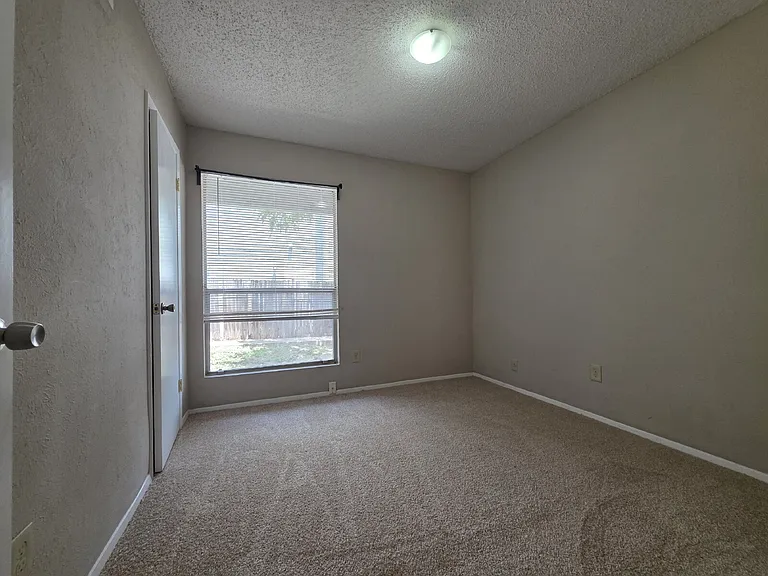 11900 Alpheus Ave #B — Photo 8