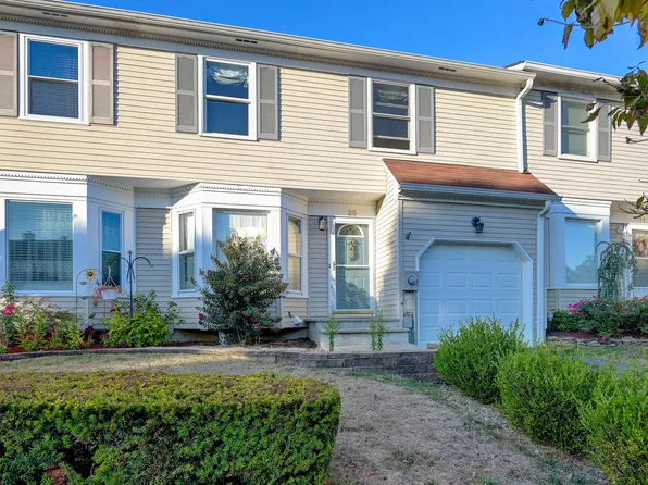 25 Carriage Lane, Englishtown, NJ 07726