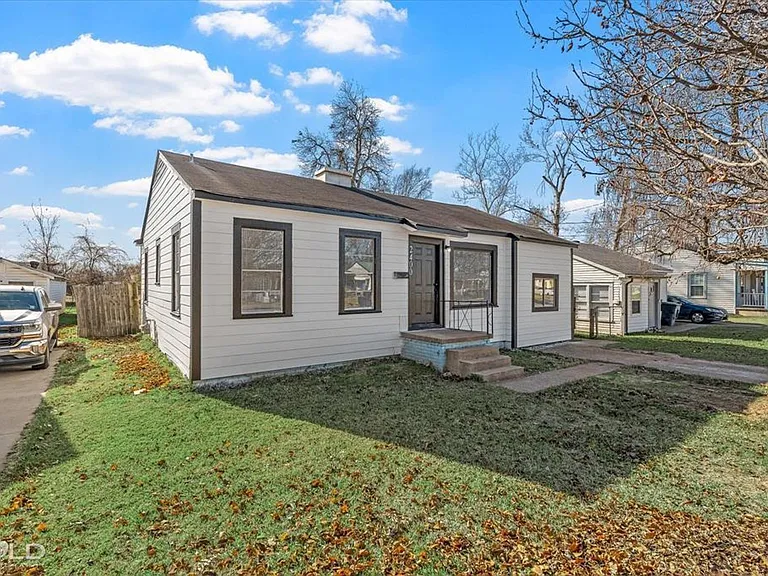 2400 Broadway Dr — Photo 5