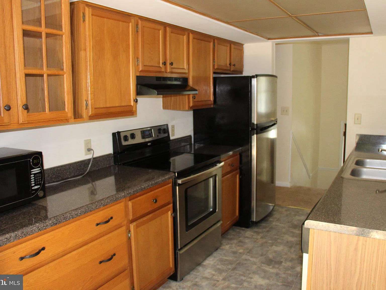 3 bed, 2.0 bath, 2280 sqft, $2,349 — Photo 2