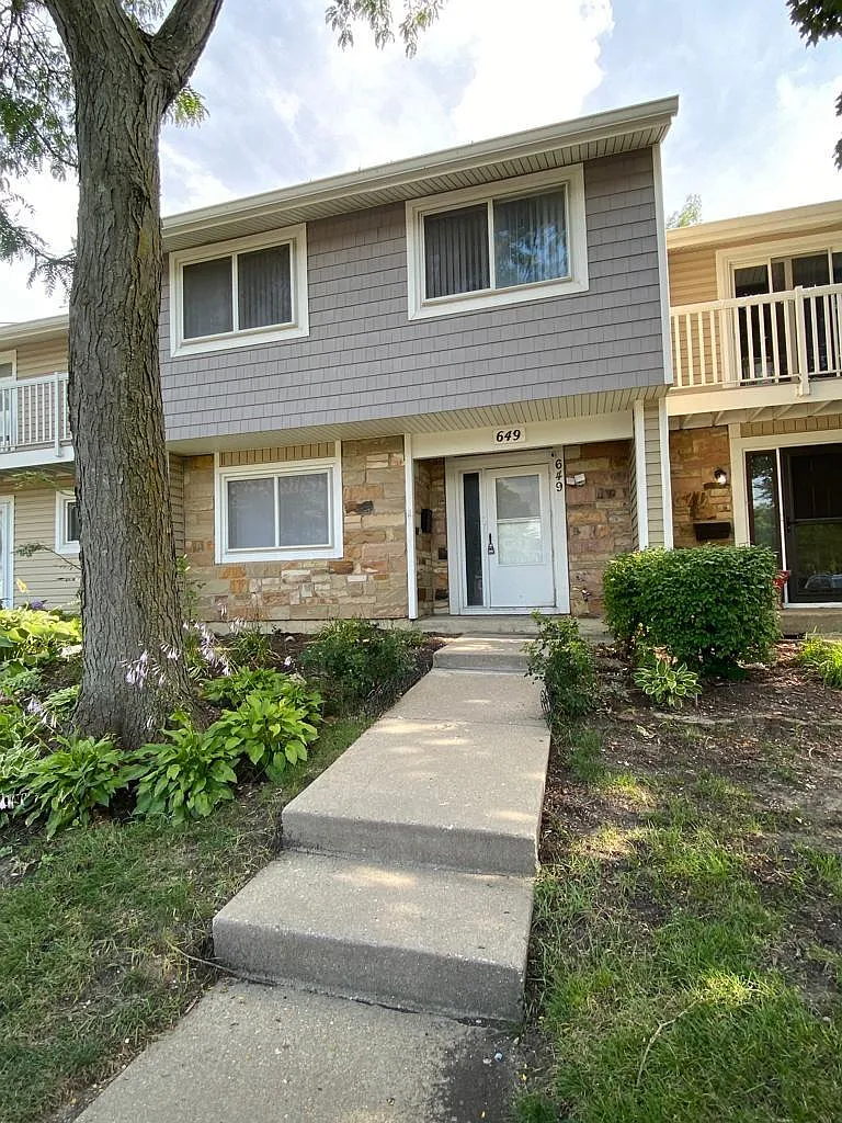 3 bed, 1576 sqft, $2,550 — Photo 1