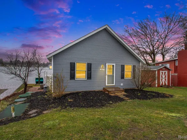 1697 Triangle Lake Rd, Howell, MI 48843