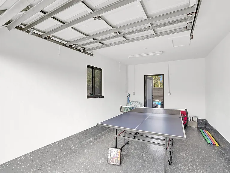 5501 NE 18th Ter — Photo 47
