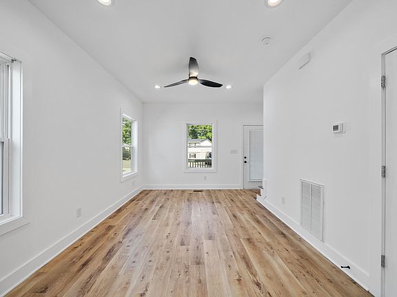 3rd image of 808 Vardaman St